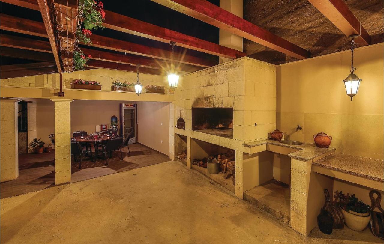 1 Bedroom Stunning Apartment In Kastel Gomilica Kastela Exterior photo